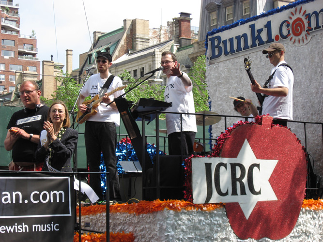 60-bloggers-day16 Jewishmusician.com performing at the Salute to Israel Parade in 2008